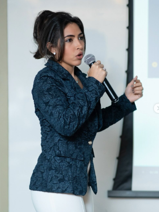 Dra. Lia Lopes ministrando palestra